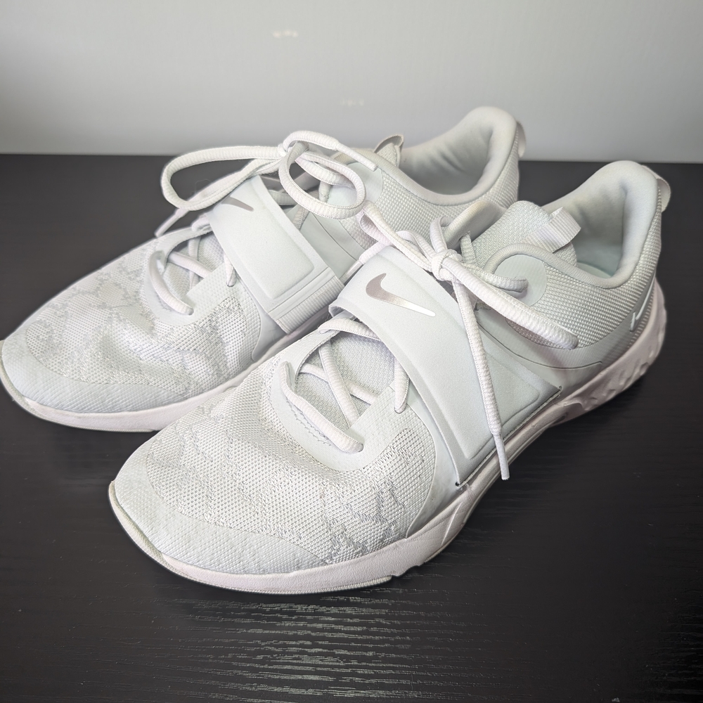 Nike Women's Light Gray Athletic Shoes